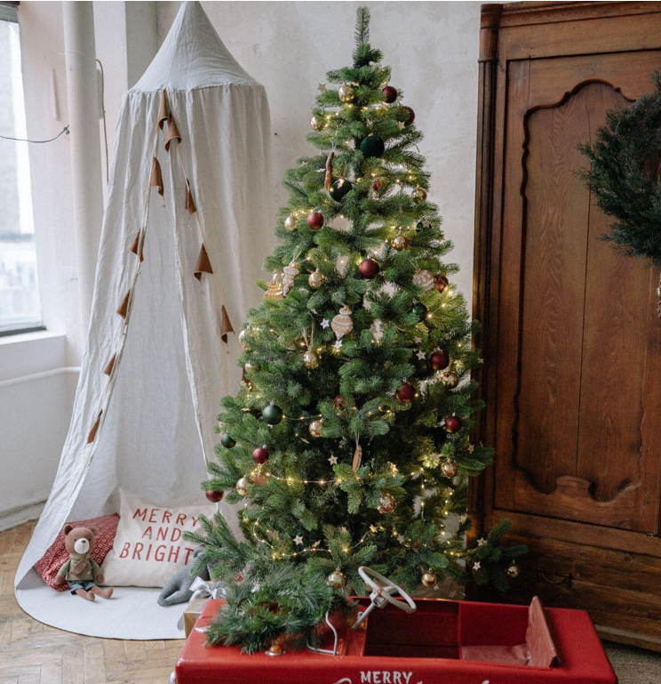 7 Creative Ways to Use Christmas Garlands in Your Decor